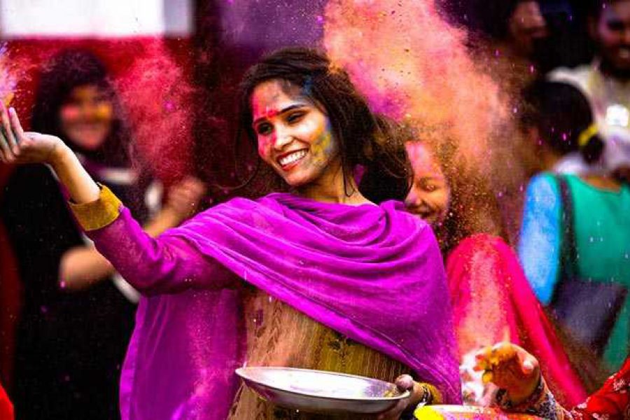 Cos’è un viaggio senza divertimento e Holi senza “colori”?