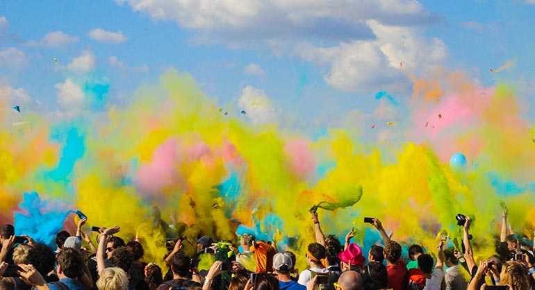 O que é Viajar sem Diversão e Holi sem Cores 2