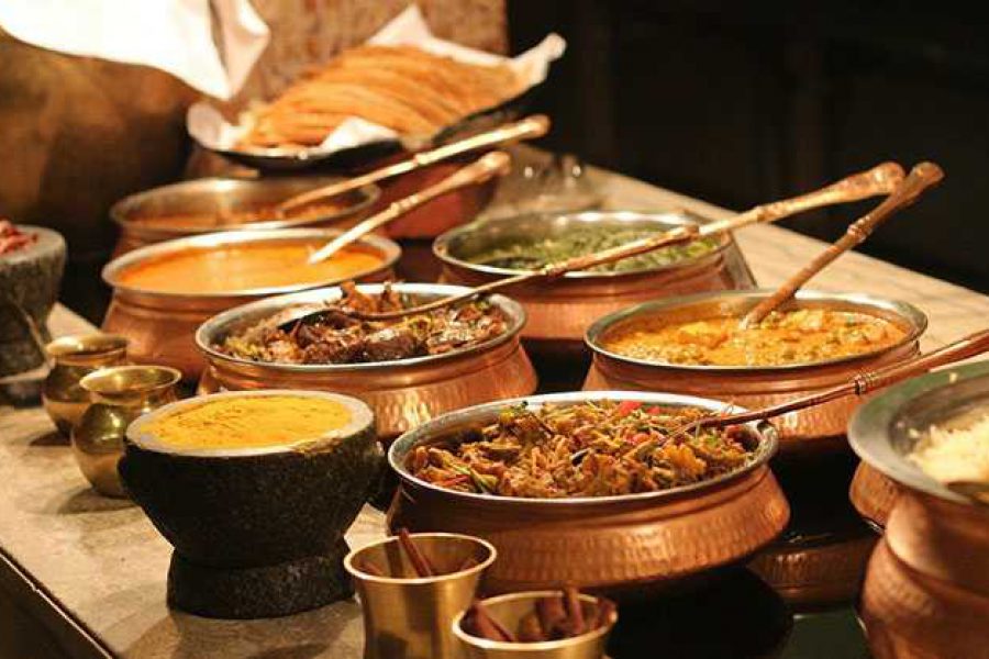 Wie man eine indische Mahlzeit isst