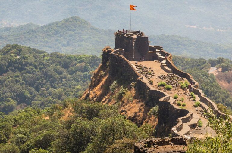 Maharashtra-Government-imposes-ban-on-alcohol-consumption-at-forts-1