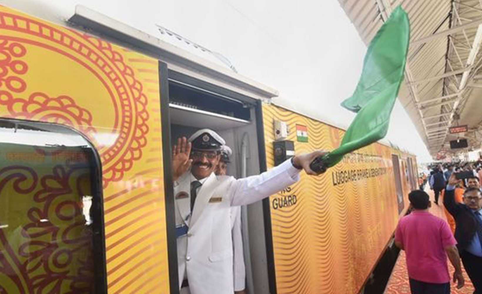 Tata, Adani, Hyundai fazem fila para gerir comboios privados nos carris dos caminhos-de-ferro indianos