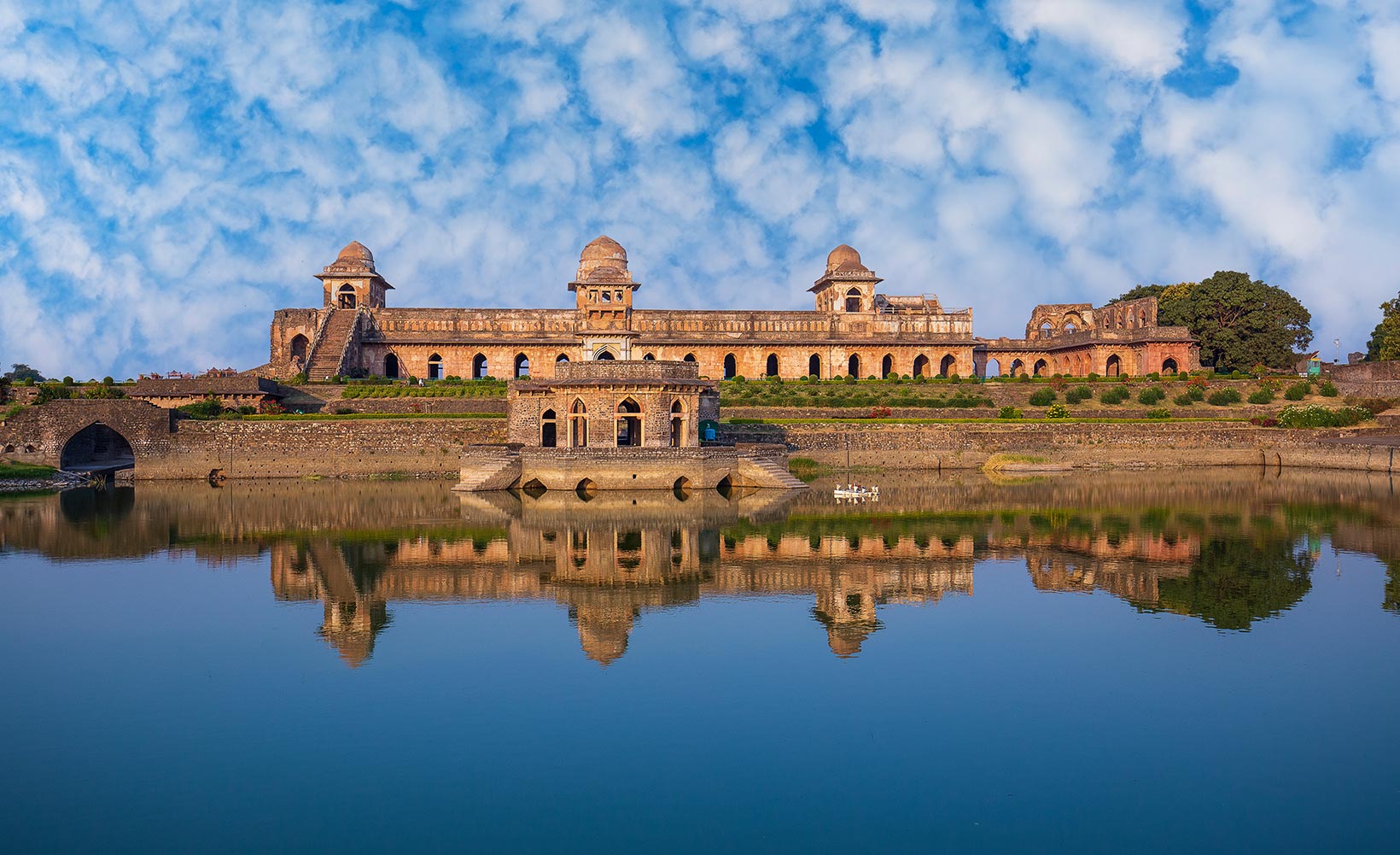 Mandu: A Jóia Brilhante dos Impérios na Índia Central